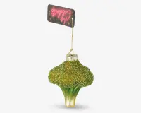 En dekorativ ornament formet som et broccolihoved med en glitrende grøn overflade på toppen og en realistisk lysegrøn stilk. Ornamentet har en sølvfarvet ophængskapsel og er pyntet med en glitrende pind, der holder et lille rektangulært skilt med teksten 'Let's Celebrate' i pink neon-stil med gule stjerne-accenter.