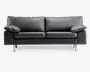 En moderne sort lædersofa med to store sædehynder og to bløde ryghynder. Armlænene er brede og let skrå, hvilket giver ekstra komfort. Sofaen står på fire lyse træben, hvilket giver et moderne og let udtryk.