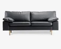 En moderne sort lædersofa med to store sædehynder og to bløde ryghynder. Armlænene er brede og let skrå, hvilket giver ekstra komfort. Sofaen står på fire lyse træben, hvilket giver et moderne og let udtryk.