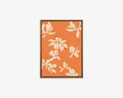 Rektangulært stykke med tekstureret orange baggrund, cremefarvet blomstermønster og en tynd mørk kant rundt om kanten.