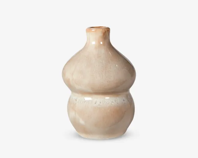 Keramisk vase med blank, lysebeige glasur og en unik dobbelt-kalebasform. Overfladen har diskrete farvevariationer, en glat tekstur og en let smallere halsåbning øverst.