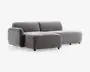 Moderne hjørnesofa med lav profil og blød, velouragtig grå polstring. Har armlæn på venstre side, bredt siddeområde og dybe puder for ekstra komfort. Sofaen har rene linjer og et minimalistisk design, understøttet af korte, solide ben. Perfekt til moderne stuer.