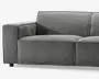 Denne vare har et moderne, minimalistisk design med rene linjer og en firkantet form. Den er betrukket med et mellemgråt stof, der virker blødt og slidstærkt. Sæde- og ryghynderne er tykke og bløde, hvilket giver god komfort. Armlænet er bredt og polstret, og matcher den samlede struktur. Syningerne er synlige og tilføjer en diskret detalje langs kanterne. Benene er korte og sorte, hvilket giver møblet en solid base.