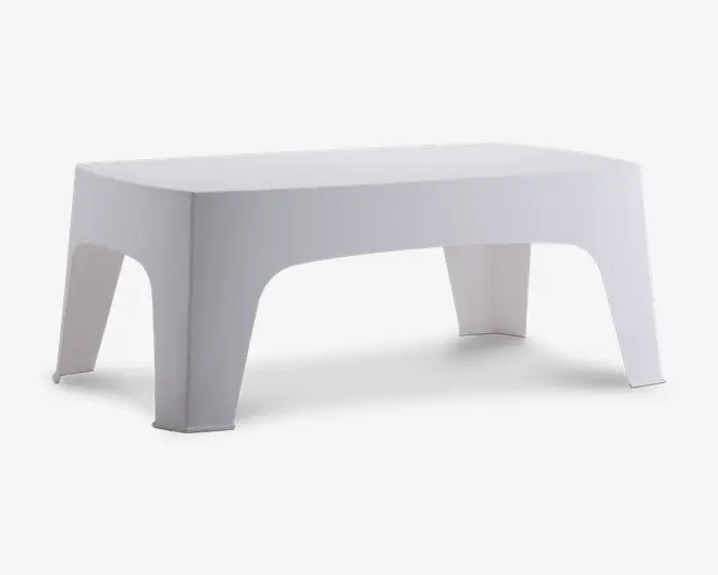 Rektangulært bord med en glat, ensfarvet hvid overflade og fire brede, let udadbuede ben. Designet er minimalistisk og moderne med rene linjer uden synlige beslag eller dekorative elementer. Bordet virker robust og egner sig til både indendørs og udendørs brug.