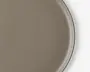 Rund tallerken med en glat, mat taupe-finish og en let forhøjet kant. Overfladen er jævn og uden tekstur, hvilket giver et minimalistisk og moderne udtryk.