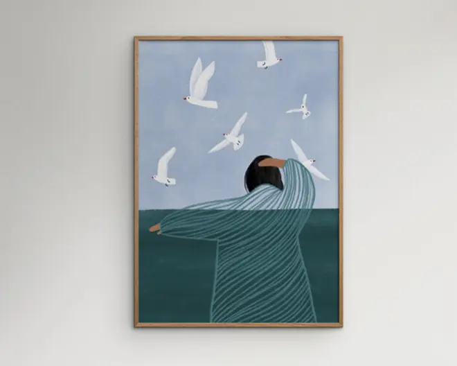 Indrammet illustration med lys træramme, der viser en stiliseret figur set bagfra i en blåstribet beklædning, placeret foran en lys blå himmel og mørk teal havoverflade. Flere hvide fugle flyver over motivet i en enkel og rolig scene.