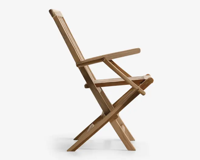Sidebillede af en træstol med naturfinish, der har en lamelryg og sæde. Stolen har lige armlæn og krydsede ben, hvilket tyder på et sammenklappeligt design for nem opbevaring og transport. Træets årer er synlige, hvilket giver et rustikt og solidt udtryk.