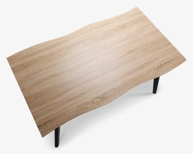 Rektangulær bordplade med naturlig, lys egetræsstruktur. Forkanten har en let buet indadgående form for ergonomisk komfort, mens de øvrige kanter er lige. Overfladen er glat og rummelig, og bordet understøttes af solide sorte ben, der er synlige i hjørnerne.