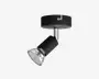 Sort justerbar spotlampe med rund loftsbase, kort sølvfarvet stang og cylindrisk lampehoved vinklet nedad samt klar, rillet frontlinse.