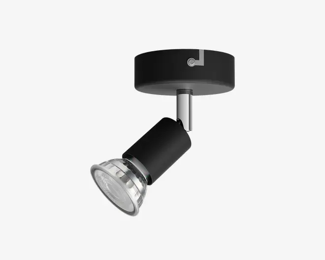 Sort justerbar spotlampe med rund loftsbase, kort sølvfarvet stang og cylindrisk lampehoved vinklet nedad samt klar, rillet frontlinse.