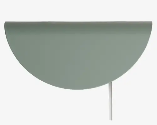 Minimalistisk væglampe med en mat, salviegrøn halvcirkelformet skærm. Lampen har et enkelt, moderne design med en glat overflade og en slank stang, der går nedad fra midten af den flade kant. Skærmen leder lyset nedad og egner sig godt til stemnings- eller accentbelysning.