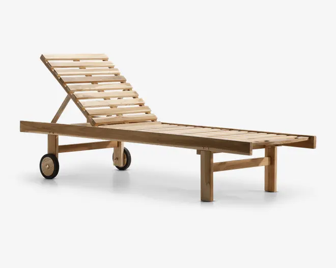 Justerbar liggestol i træ med lameldesign, der har en tilbagelænet rygstøtte og to solide hjul i den ene ende for nem flytning. Stellet er lavet af lyst træ med en naturlig finish. Benene er forstærkede for stabilitet, og den lamelopbyggede overflade giver god ventilation og komfort.