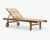 Justerbar liggestol i træ med lameldesign, der har en tilbagelænet rygstøtte og to solide hjul i den ene ende for nem flytning. Stellet er lavet af lyst træ med en naturlig finish. Benene er forstærkede for stabilitet, og den lamelopbyggede overflade giver god ventilation og komfort.