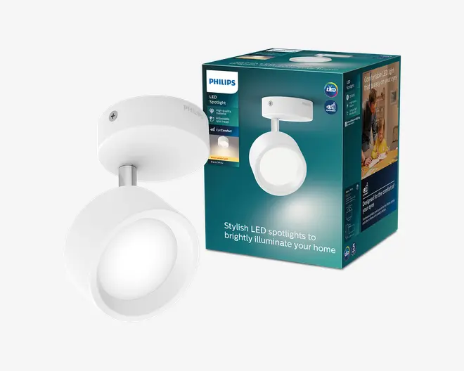 Hvid Philips LED-spot med rund loftsmontering og justerbart enkelt lampehoved, vist ved siden af en turkis detailkasse med Philips-branding og produktbilleder.