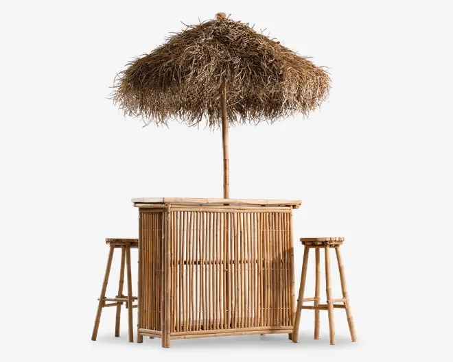 Dette sæt består af en bardisk og to matchende taburetter, alle lavet af naturlig bambus for et rustikt, tropisk udseende. Barens front er lavet af lodrette bambuspinde, og taburetterne har runde sæder med fire solide ben og fodstøtter. Over baren er der en stor, central parasol lavet af tørrede palmeblade, som giver skygge og understreger det ø-inspirerede udtryk. Det samlede design er let og luftigt, ideelt til udendørs brug eller på terrassen.