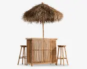 Dette sæt består af en bardisk og to matchende taburetter, alle lavet af naturlig bambus for et rustikt, tropisk udseende. Barens front er lavet af lodrette bambuspinde, og taburetterne har runde sæder med fire solide ben og fodstøtter. Over baren er der en stor, central parasol lavet af tørrede palmeblade, som giver skygge og understreger det ø-inspirerede udtryk. Det samlede design er let og luftigt, ideelt til udendørs brug eller på terrassen.