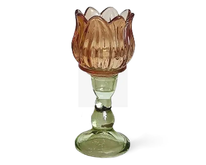 Dekorativ lysestage i glas med tulipanformet top i ravfarve og grøn, udsmykket fod og stilk. Toppen har kronbladslignende riller og bølget kant, mens stilken er facetslebet og rundet for et elegant, vintage udtryk.