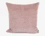 Firkantet pude med et blødt, støvet rosa betræk, der har et diskret, gentaget geometrisk mønster i en lidt lysere nuance. Kanterne er pænt syet, og puden ser fyldig og komfortabel ud.