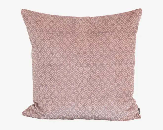 Firkantet pude med et blødt, støvet rosa betræk, der har et diskret, gentaget geometrisk mønster i en lidt lysere nuance. Kanterne er pænt syet, og puden ser fyldig og komfortabel ud.