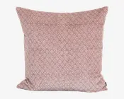 Firkantet pude med et blødt, støvet rosa betræk, der har et diskret, gentaget geometrisk mønster i en lidt lysere nuance. Kanterne er pænt syet, og puden ser fyldig og komfortabel ud.