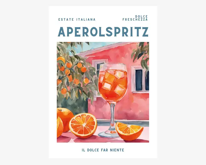 En illustration i akvarelstil viser et glas fyldt med en orangefarvet drik og isterninger, placeret på et bord. Rundt om glasset ligger halve og hele appelsiner. I baggrunden ses et lyserødt hus med hvide vinduesrammer og et appelsintræ med modne frugter. Scenen udstråler en sommerlig og afslappet italiensk stemning.