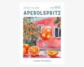 En illustration i akvarelstil viser et glas fyldt med en orangefarvet drik og isterninger, placeret på et bord. Rundt om glasset ligger halve og hele appelsiner. I baggrunden ses et lyserødt hus med hvide vinduesrammer og et appelsintræ med modne frugter. Scenen udstråler en sommerlig og afslappet italiensk stemning.