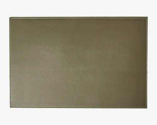 Rektangulær måtte med en glat, olivengrøn overflade og synlige fine syninger langs kanterne. Hjørnerne er let afrundede, og materialet ligner kunstlæder eller lignende, hvilket giver et elegant og professionelt udtryk.