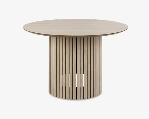 Rundt bord med en glat bordplade i lyst træ og en cylindrisk base bestående af lodrette trælameller, hvilket giver et moderne og let udtryk. Basens design sikrer stabilitet og tilføjer et dekorativt, nutidigt præg.