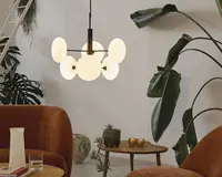 Moderne loftslampe med seks runde, matterede glasskærme, der er arrangeret i en cirkel omkring en central sort metalstang. Skærmene udsender et blødt, varmt lys og skaber en hyggelig atmosfære. Lampen har et minimalistisk design med rene linjer, velegnet til moderne indretning.