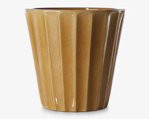 En blank, sennepsgul keramisk beholder med lodrette, riflede kanter. Beholderen har en bred åbning foroven og bliver smallere mod bunden, hvilket giver et moderne og stilfuldt udtryk.