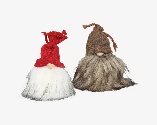 Sæt med to dekorative nissefigurer med lange, bløde skæg og runde næser. Den ene nisse har hvidt skæg og en rød strikket hue med knude i toppen, mens den anden har brunt skæg og en brun filthat med knude i spidsen. Begge huer dækker øjnene, hvilket giver et hyggeligt udtryk. Figurerne har en blød, plysset tekstur og er designet til at stå oprejst, hvilket gør dem velegnede til jule- eller vinterpynt.