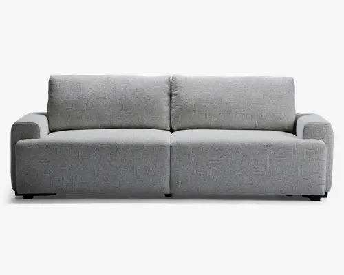 Moderne sofa med minimalistisk design, betrukket med lysegråt stof. Sofaen har brede, flade armlæn og tykke, bløde sæde- og ryghynder, der hver er delt i to sektioner for ekstra komfort og støtte. Formen er overordnet rektangulær med blødt afrundede kanter, hvilket giver et moderne og indbydende udtryk.