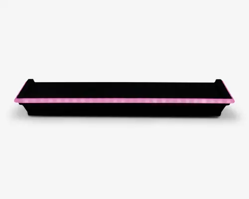 Rektangulær sort overflade med en lysende pink LED-kant hele vejen rundt, som skaber en markant oplyst ramme. Overfladen fremstår glat og jævn, velegnet til præcise bevægelser. Lyseffekten er ensartet og gennemgående langs kanten, hvilket øger synligheden og det visuelle udtryk.