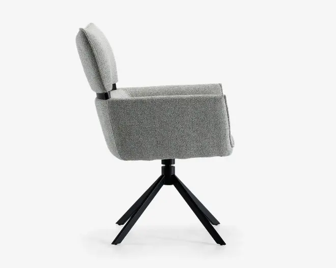 Sidebillede af en moderne stol med lysegråt, tekstureret stofbetræk. Stolen har et højt, let skråt ryglæn, lige armlæn og et tykt, polstret sæde. Den står på en sort, firebenet metalbase, der forgrener sig for stabilitet.