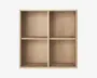 En kvadratisk reol i lyst træ med naturlig træstruktur. Den har fire lige store åbne rum, arrangeret i et 2x2 gitter, med rene, lige kanter og et minimalistisk design. Hylderne er solide, og bagpanelet matcher resten af reolen.