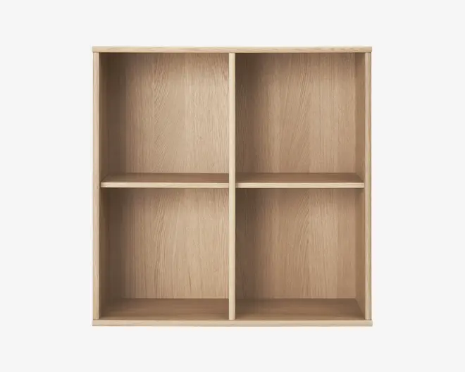 En kvadratisk reol i lyst træ med naturlig træstruktur. Den har fire lige store åbne rum, arrangeret i et 2x2 gitter, med rene, lige kanter og et minimalistisk design. Hylderne er solide, og bagpanelet matcher resten af reolen.