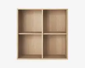 En kvadratisk reol i lyst træ med naturlig træstruktur. Den har fire lige store åbne rum, arrangeret i et 2x2 gitter, med rene, lige kanter og et minimalistisk design. Hylderne er solide, og bagpanelet matcher resten af reolen.