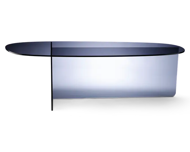 Elegant, moderne vægmonteret hylde med en reflekterende, metallisk finish. Hylden har et minimalistisk design med en tynd, langstrakt oval top og en lodret støtteplade. Overfladen er glat og skinnende, hvilket giver et moderne og stilfuldt udtryk, der passer til elegante indretninger.