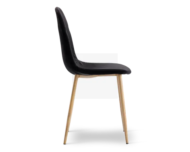 Sidebillede af en moderne stol med glat, sort polstret sæde og ryglæn, der har en let buet form for ergonomisk støtte. Stolen har slanke, skråtstillede ben i lyst træ eller trælook, hvilket giver et minimalistisk og moderne udtryk.