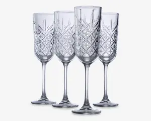 Sæt med fire klare glasfløjter med lange stilke og et dekorativt diamantmønster på skålen, hvilket giver et tekstureret og elegant udseende. Glassene har en slank form, der er velegnet til servering af mousserende drikke.