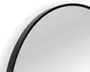 Nærbillede af et rundt spejl med en tynd, mat sort metalramme. Rammen har en glat overflade og et moderne, minimalistisk design.