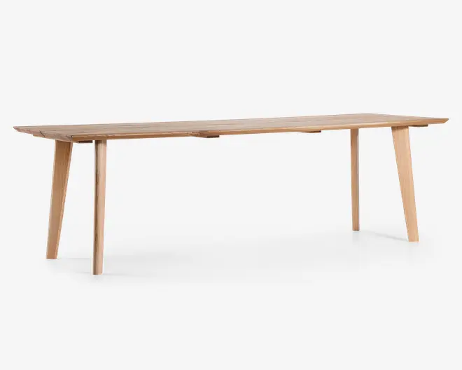 Rektangulært bord i lyst træ med en naturlig finish. Bordet har et minimalistisk design med rene linjer og fire let skråtstillede ben for stabilitet. Bordpladen er glat og flad med synlig træstruktur, og det overordnede udtryk er moderne og enkelt, velegnet til spise- eller arbejdsbrug.