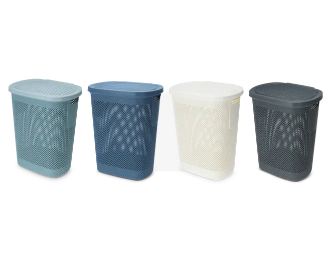 Fire rektangulære beholdere med afrundede hjørner og låg, vist i lyseblå, mørkeblå, hvid og mørkegrå farver. Hver beholder har et perforeret, netlignende mønster på siderne for ventilation og et håndtag på den ene side for nem transport.