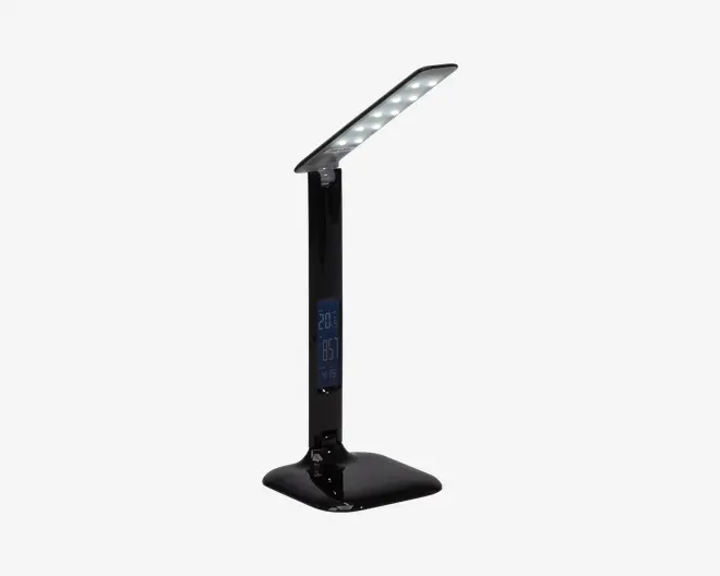 Elegant sort skrivebordslampe med et moderne, vinklet design. Lampen har et justerbart LED-lyspanel øverst, som giver kraftig belysning. Den lodrette stang har et digitalt display, der viser tid, dato og temperatur. Basen er bred og stabil, hvilket sikrer, at lampen står sikkert på et bord eller skrivebord.