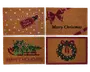 Sæt med fire festlige dørmåtter med juletema. Den første måtte har et gaveindpakningsdesign med hvide prikker, rød- og hvidstribet bånd og et mærke med teksten 'Merry Christmas'. Den anden måtte har en stor bordeauxfarvet sløjfe i hjørnet og teksten 'Merry Christmas' i sort skrift. Den tredje måtte viser en slæde pyntet med en grøn krans og rød- og hvidstribet sløjfe samt teksten 'Happy Holidays' i rød. Den fjerde måtte har en grøn julekrans med røde bær og en stor rød sløjfe, omgivet af en rød kant. Alle måtter har en naturlig kokosfibertekstur og klare, sæsonbetonede farver.