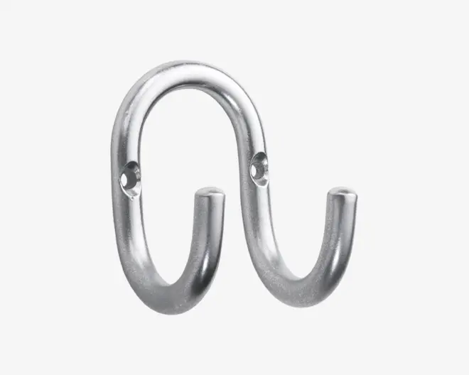 Et robust, dobbeltsidet metalophæng med en glat, sølvfarvet overflade. Krogen er formet som et 'S' med to afrundede ender til ophængning af genstande. Den har en solid, tyk konstruktion for holdbarhed og et sømløst design uden skarpe kanter.