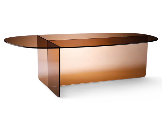 Moderne sofabord med en slank, oval bordplade og vinklet base, alt lavet af tonet glas i en varm ravfarve. Bordet har et minimalistisk design med rene linjer og reflekterende overflader, hvilket giver det et moderne og elegant udtryk. Glasmaterialet skaber en let og luftig fornemmelse, mens farven tilføjer et strejf af sofistikation.