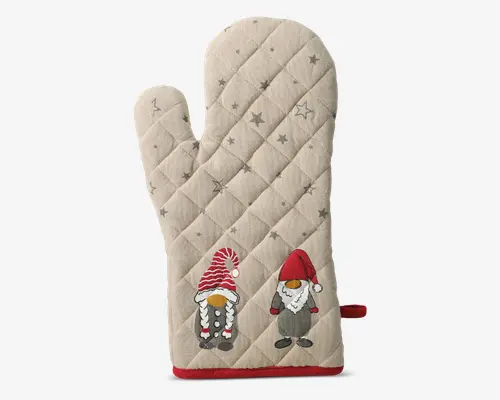 En quiltet ovnhandske i beige stof, dekoreret med et mønster af grå stjerner. Handsken har to broderede nissefigurer nederst, én med fletninger og en rød- og hvidstribet hue, og én med hvidt skæg og ensfarvet rød hue. Handsken har en rød kant forneden og en lille rød strop til ophæng på siden.