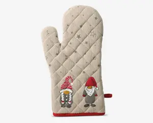 En quiltet ovnhandske i beige stof, dekoreret med et mønster af grå stjerner. Handsken har to broderede nissefigurer nederst, én med fletninger og en rød- og hvidstribet hue, og én med hvidt skæg og ensfarvet rød hue. Handsken har en rød kant forneden og en lille rød strop til ophæng på siden.