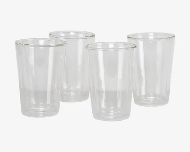 Sæt med fire klare, cylindriske drikkeglas med let udadgående kant og glat overflade. Hvert glas er fremstillet af gennemsigtigt materiale, så indholdet er let synligt. Glassene har et enkelt, moderne design, der passer til daglig brug.